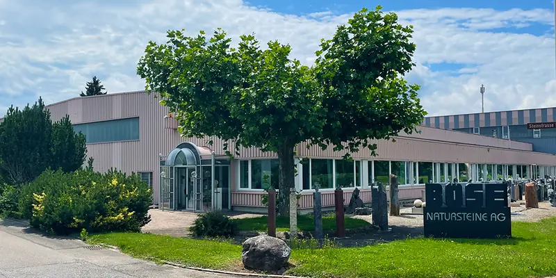 Firmengebäude der Böse Natursteine AG in Lengwil mit Grabmal-Ausstellung