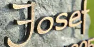 Bronzeschrift Grabstein