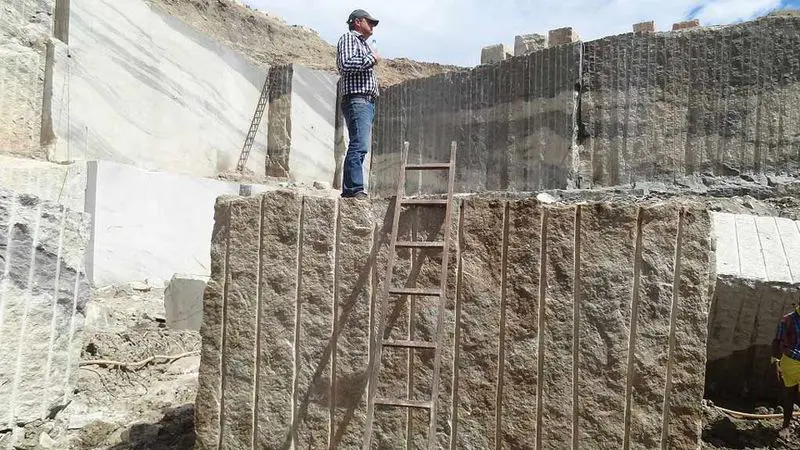 Die Sichtung eines Blocks in einem Steinbruch - Böse Natursteine AG