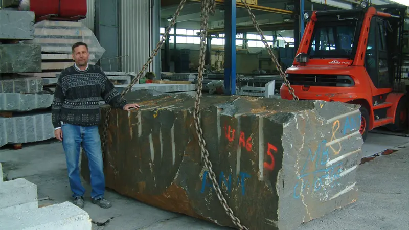 Ein Block im Lager in Lengwil - Böse Natursteine AG