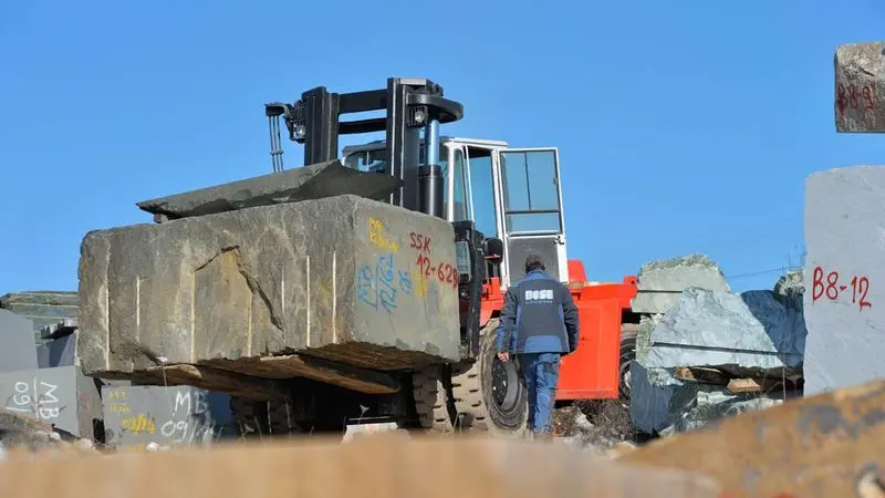 Steinblock auf Gabelstapler - Böse Natursteine AG