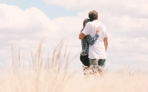 Hinwendung - Zuwendung - Anlehnung bei Grabsteinen