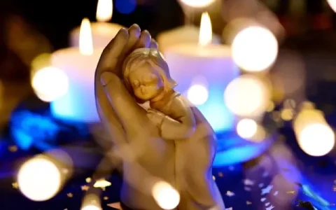 Geborgenheit - Schutz bei Grabsteinen