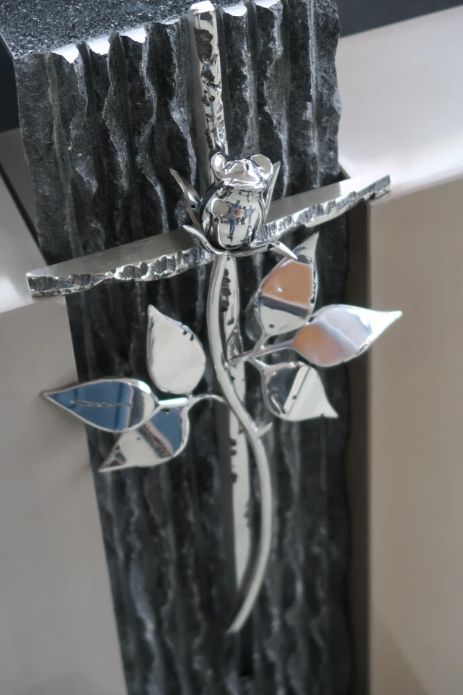 231120  Grabschmuck von Böse Natursteine AG