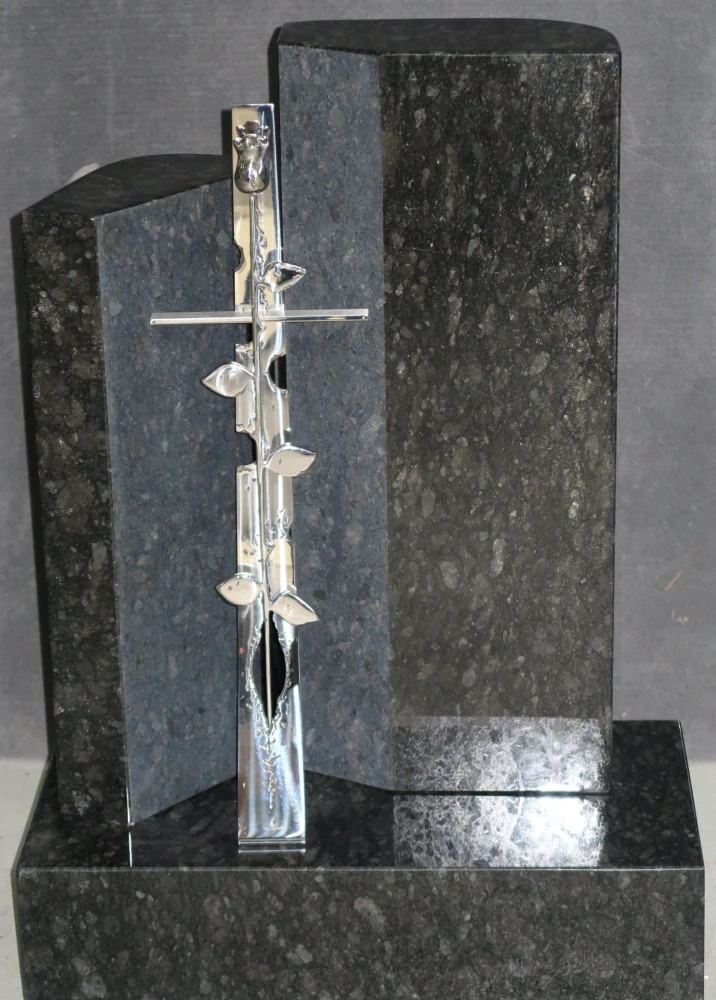 231128  Grabschmuck von Böse Natursteine AG